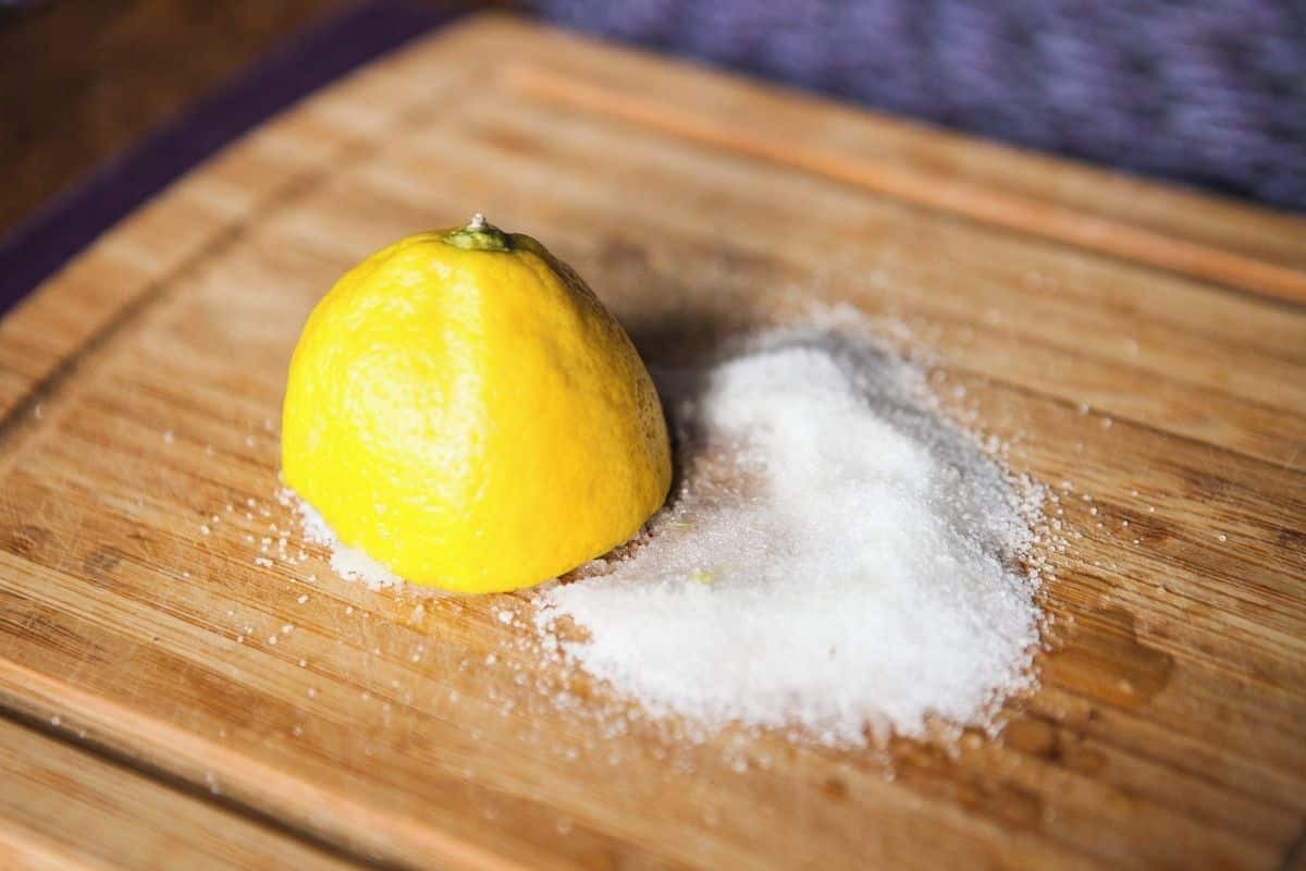 Uklanjanje tvrdokornih mrlja sodom bikarbonom