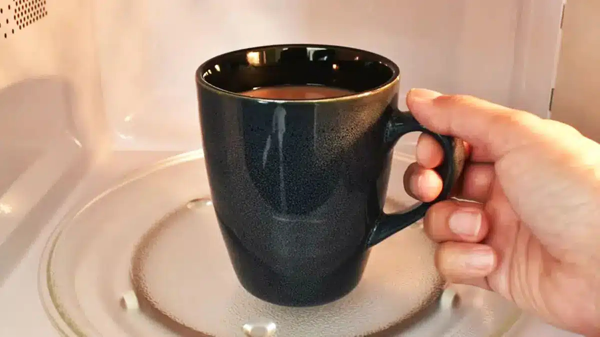 Malo ljudi zna da zagrijavanje vode ili mlijeka u mikrovalnoj pećnici može biti neprikladno.