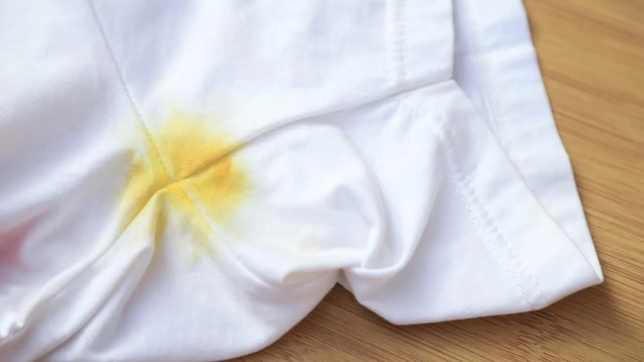 Kućni lijek za uklanjanje žutih mrlja i vraćanje bjeline pazuha na majicama.