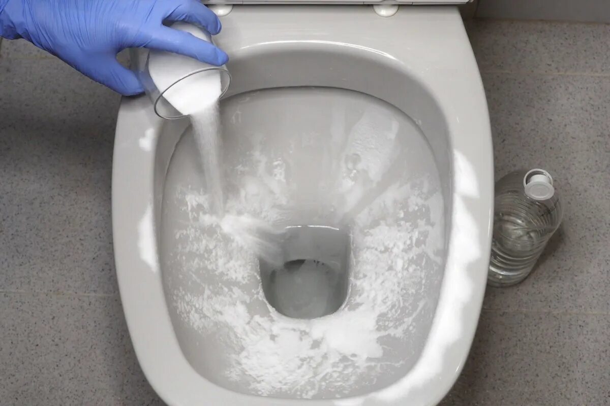 Jedna kap ovog toaletnog proizvoda snažno djeluje na WC školjku i uklanja neugodne mirise