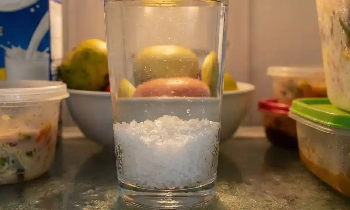 Stavite čašu vode s krupnom soli u hladnjak: čemu služi i zašto se preporučuje?
