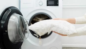 Ako rýchlo vyčistiť špinavý, stmavnutý alebo mastný vankúš bez vody – jednoduché metódy, ktoré šetria čas a peniaze; škvrny zmiznú bez dôkladného drhnutia.