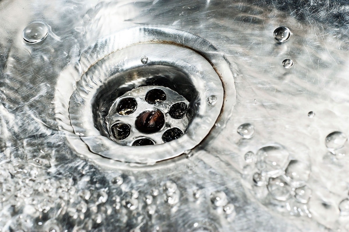 Zagrijte ga i izlijte u sudoper. Masnoća se neće taložiti u cijevima, čak ni nakon prženja krafni.