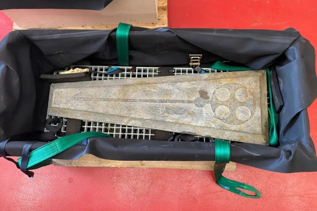 Dva nadgrobna spomenika od 400 kg namijenjena biskupima otkrivena su u brodolomu iz 13. stoljeća, otkrivajući kako su moćnici bili pokapani u srednjovjekovnoj Engleskoj.