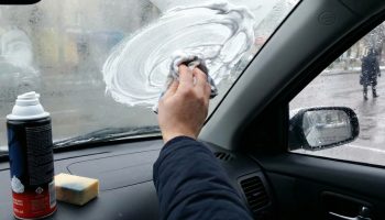 Prozori u automobilu više se nikada neće zamagliti iznutra: jednostavan trik s pjenom za brijanje o kojem autopraonice šute