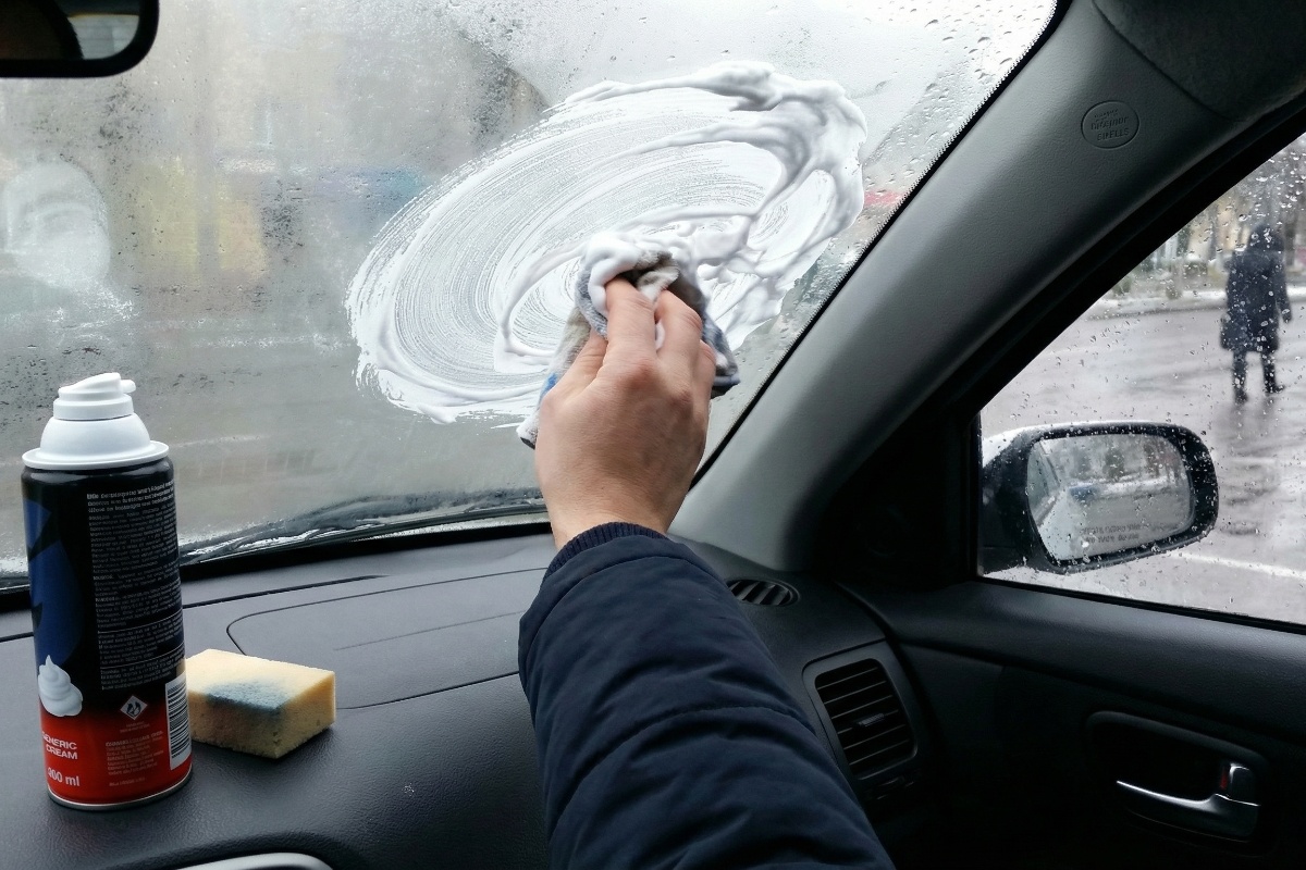 Prozori u automobilu više se nikada neće zamagliti iznutra: jednostavan trik s pjenom za brijanje o kojem autopraonice šute