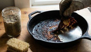 Nemojte ribati tavu satima: prelijte zagorjelo ovom jeftinom mješavinom na 15 minuta i sva će se prljavština sama skinuti kao film