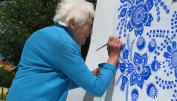 Plavo cveće na belim zidovima: Priča o ženi koja je svoje selo pretvorila u umetničko delo