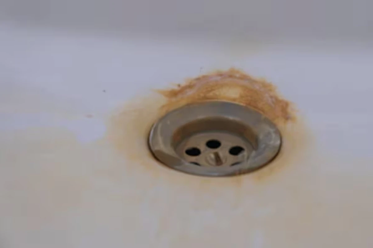 Sipanje belog sirćeta u slivnike: Koji je razlog i kada to treba raditi