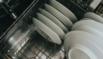 Zašto ne treba da ispirate sudove pre nego što ih stavite u mašinu za pranje sudova