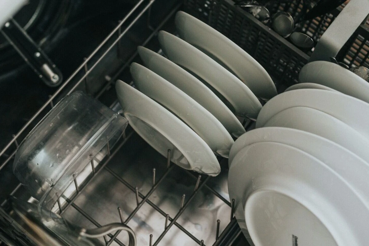 Zašto ne treba da ispirate sudove pre nego što ih stavite u mašinu za pranje sudova