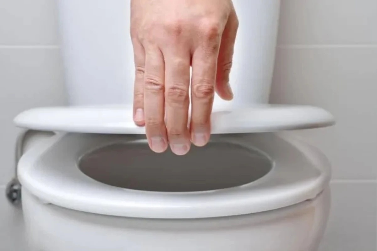 Spuštanje poklopca WC šolje nije dovoljno: Kako zaista smanjiti širenje klica u kupatilu