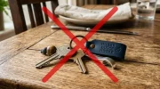 Svi to rade, a pogrešno je: Zašto ne bi trebalo da ostavljate ključeve na stolu prema Feng Šuiju