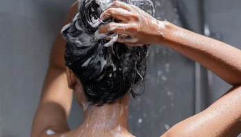 Frizeri su saglasni: „Pranje kose svakog dana je štetno jer uklanja prirodna ulja“