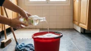 Zašto se preporučuje dodavanje sirćeta u vodu za čišćenje podova