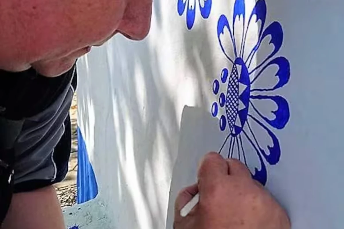 Plavo cveće na belim zidovima: Priča o ženi koja je svoje selo pretvorila u umetničko delo – image 1