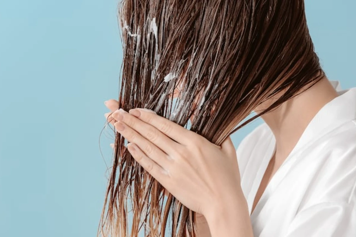 Frizeri su saglasni: „Pranje kose svakog dana je štetno jer uklanja prirodna ulja“ – image 1