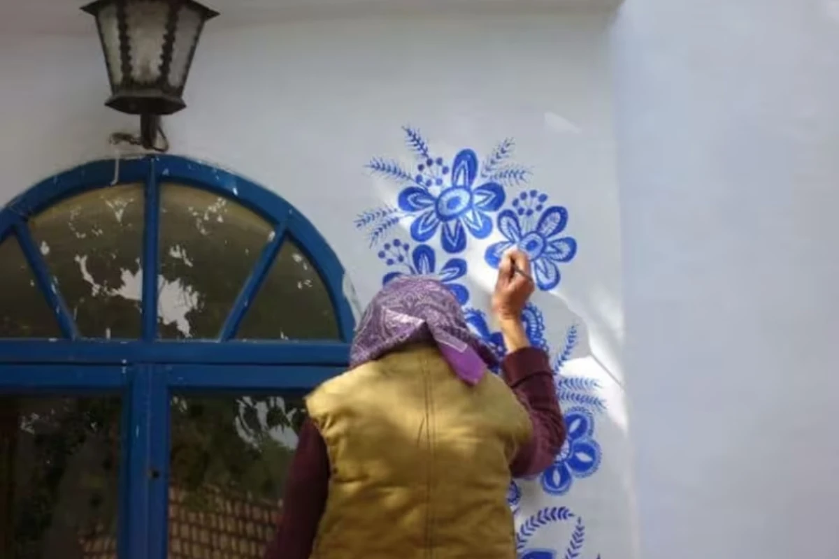 Plavo cveće na belim zidovima: Priča o ženi koja je svoje selo pretvorila u umetničko delo – image 2