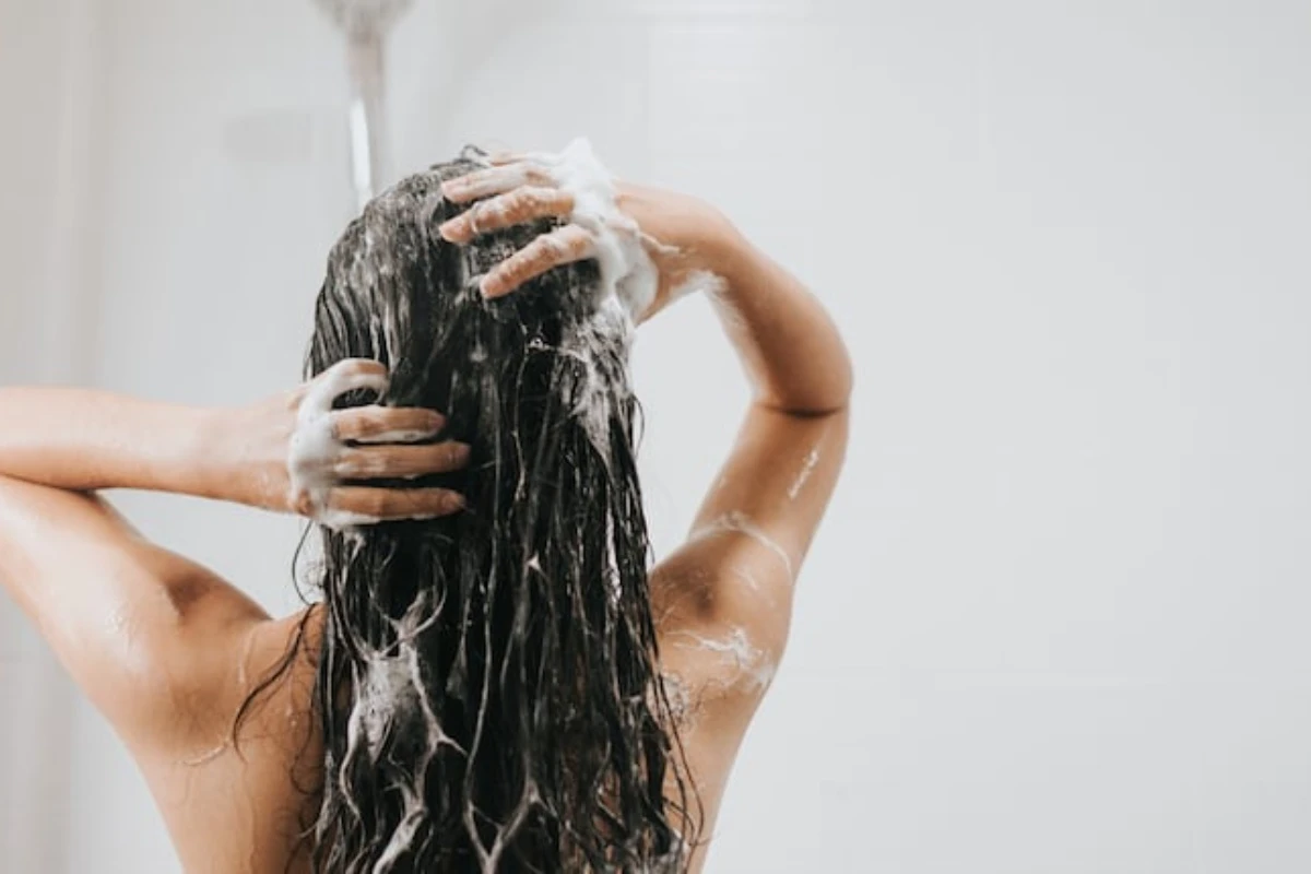 Frizeri su saglasni: „Pranje kose svakog dana je štetno jer uklanja prirodna ulja“ – image 2