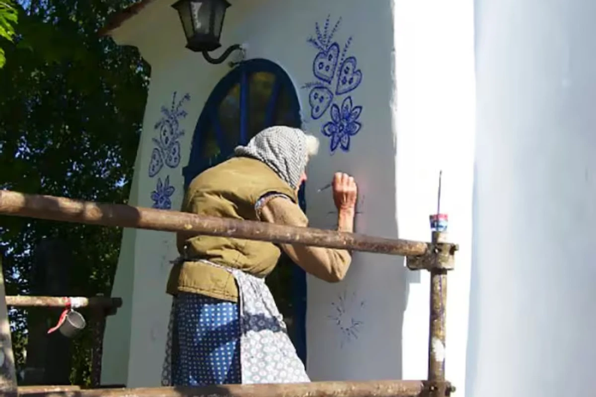 Plavo cveće na belim zidovima: Priča o ženi koja je svoje selo pretvorila u umetničko delo – image 3