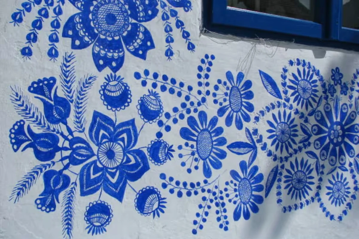 Plavo cveće na belim zidovima: Priča o ženi koja je svoje selo pretvorila u umetničko delo – image 4