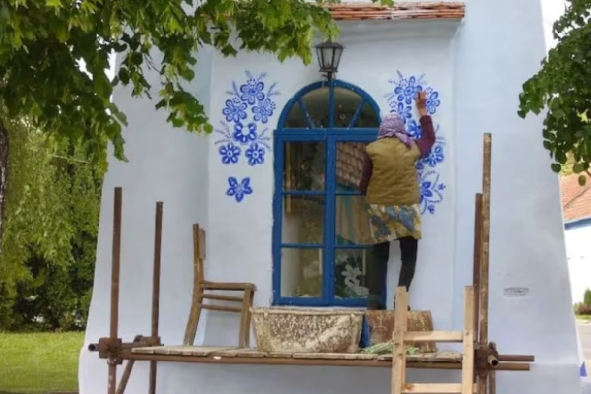 Plavo cveće na belim zidovima: Priča o ženi koja je svoje selo pretvorila u umetničko delo – image 5