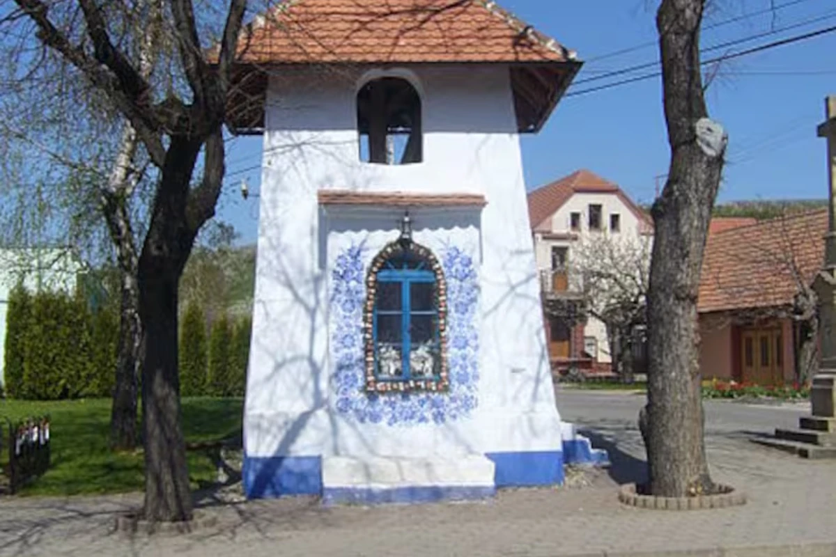 Plavo cveće na belim zidovima: Priča o ženi koja je svoje selo pretvorila u umetničko delo – image 6