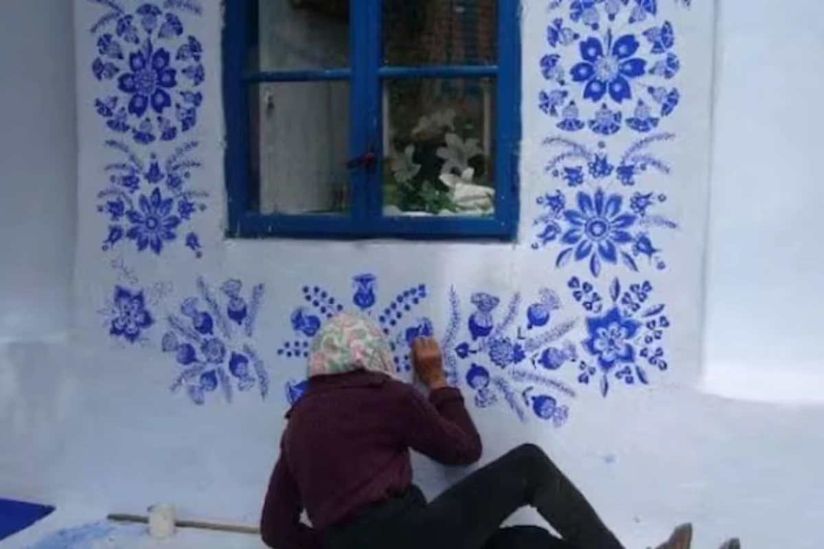 Plavo cveće na belim zidovima: Priča o ženi koja je svoje selo pretvorila u umetničko delo – image 7